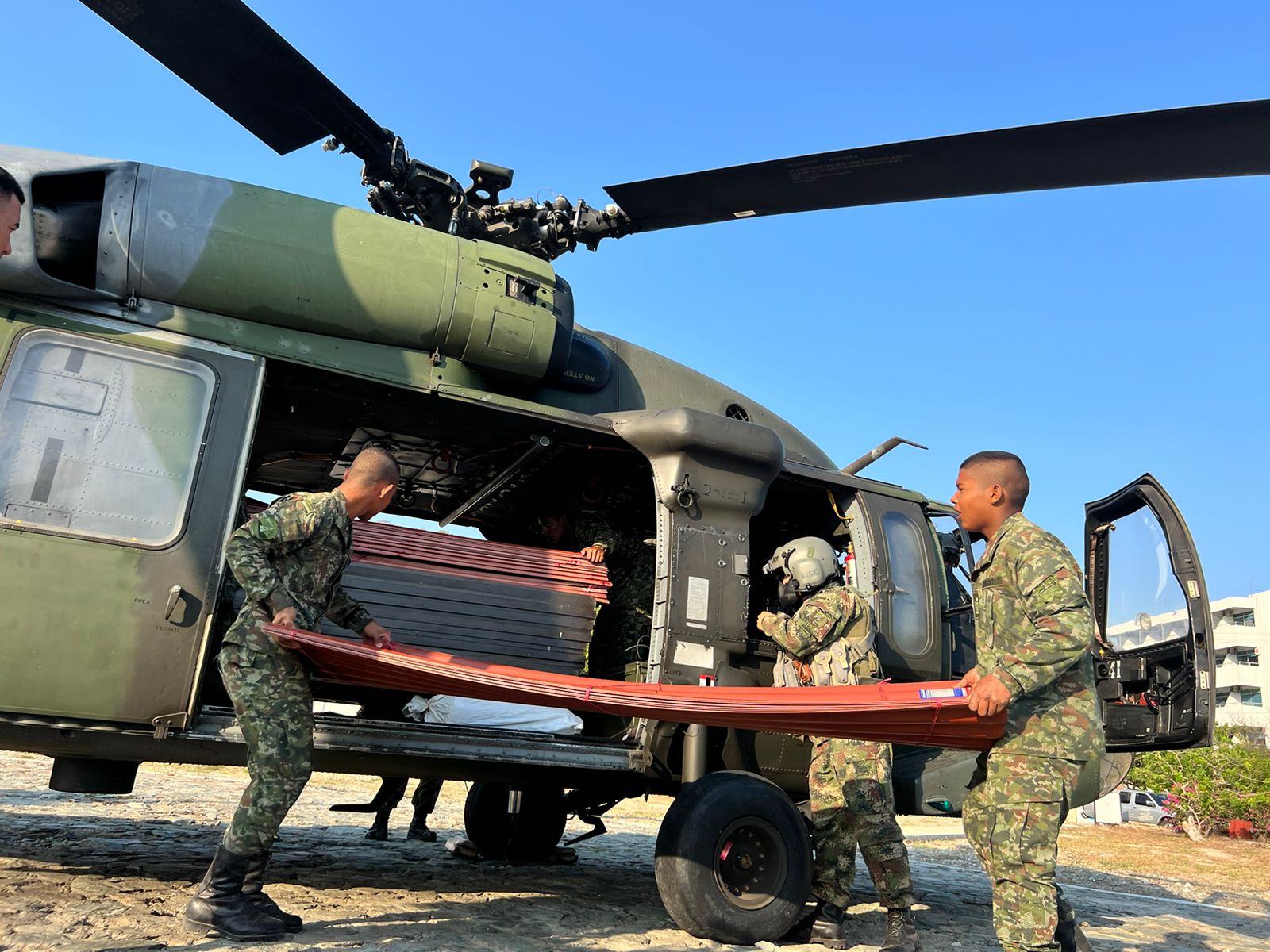 Ejército Nacional transportando materiales.