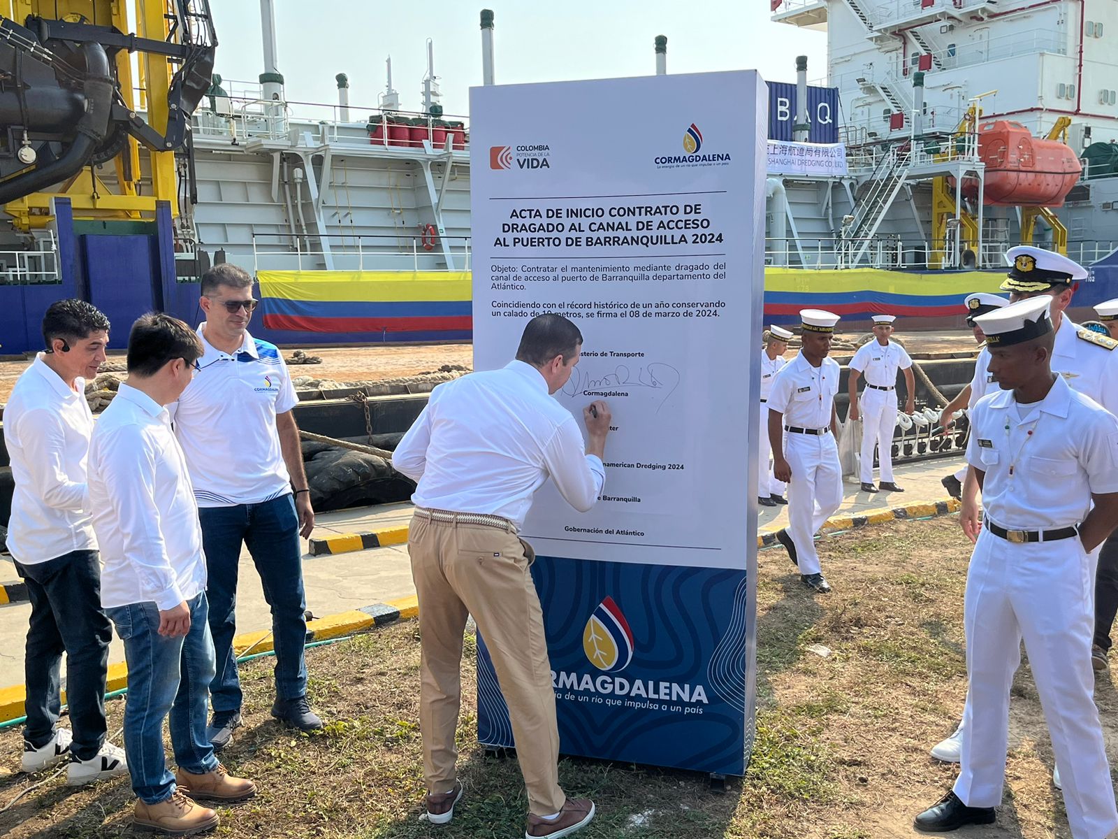 El presidente de Findeter firmando el dragado para el canal de acceso al Puerto de Barranquilla.