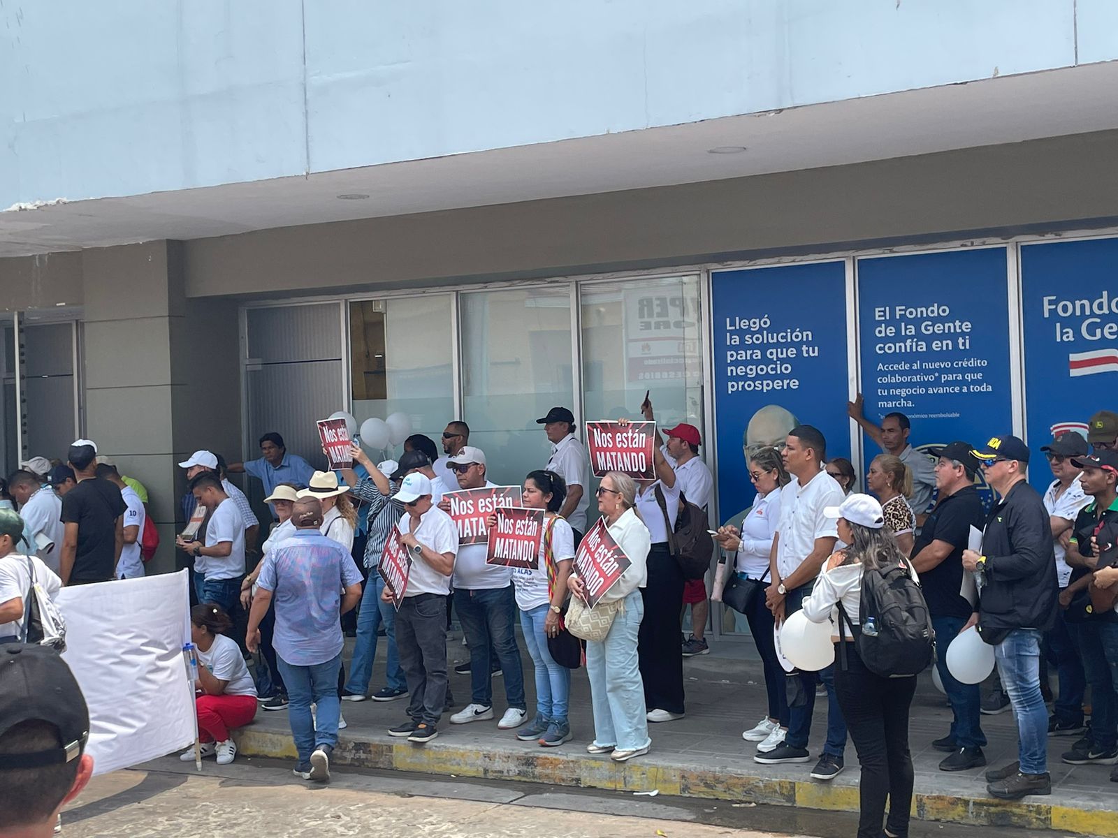 Comerciantes están recorriendo el Centro de Barranquilla.