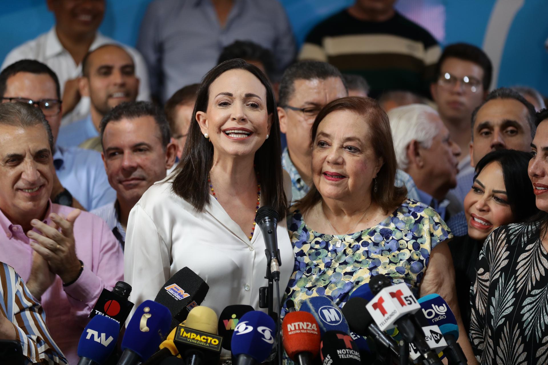 María Corina Machado y Corina Yoris en rueda de prensa en Caracas. 