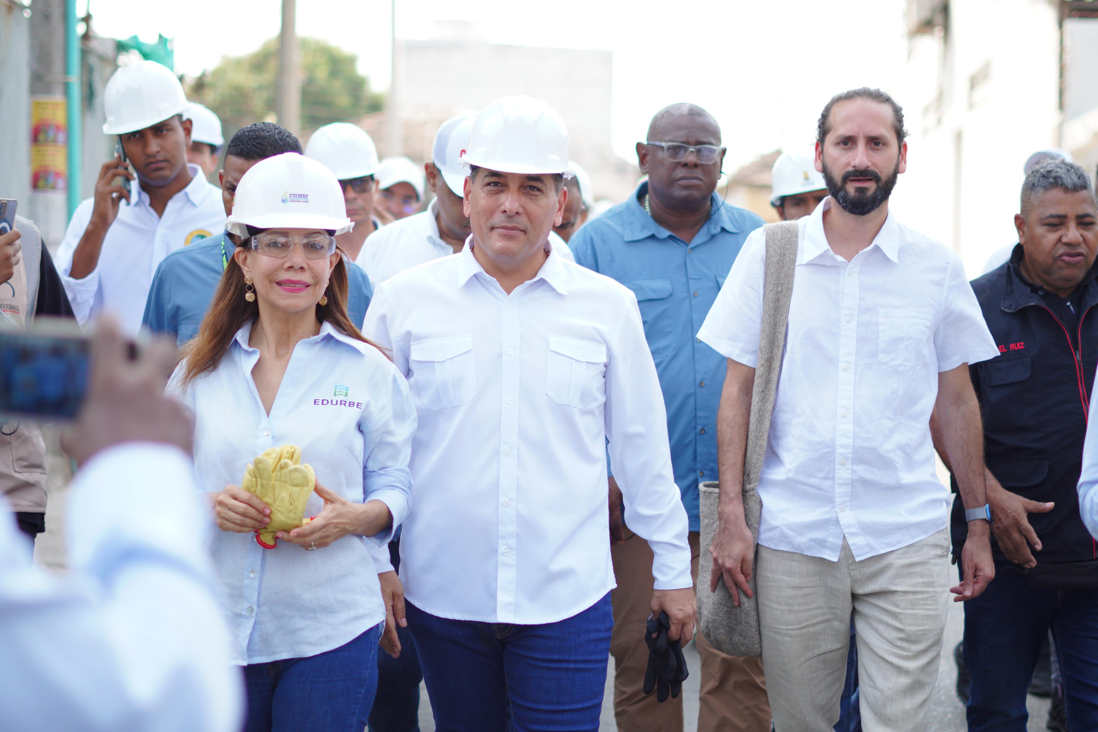 El alcalde Dumek Turbay junto a representantes de la firma Atila, a cargo del desmonte del Aquarela