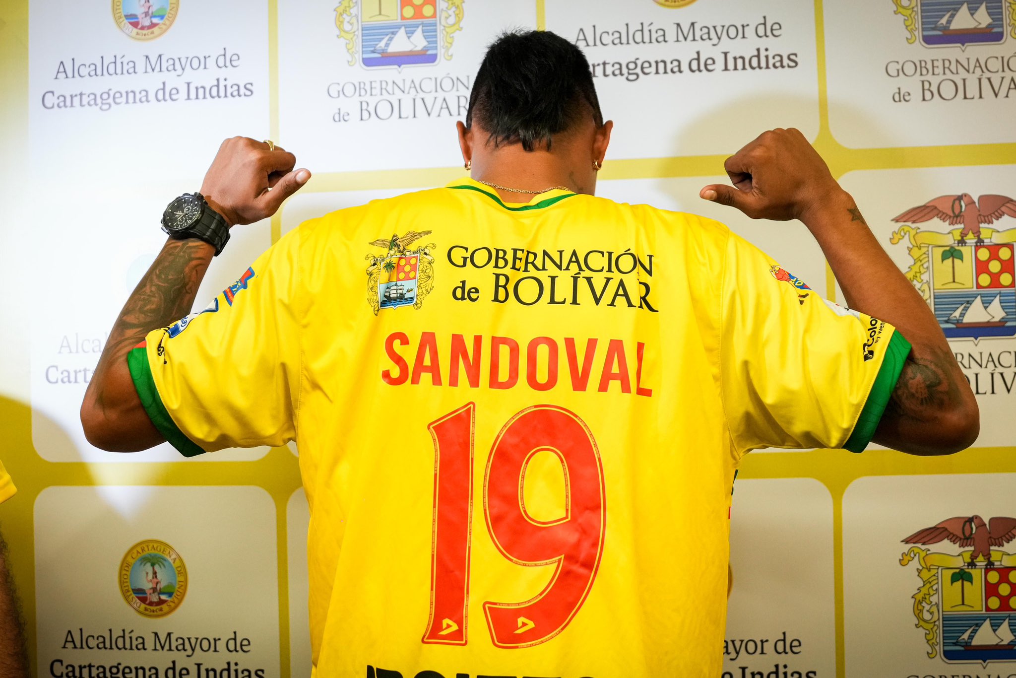 'El Chino' Sandoval con el número que lucirá en el Real Cartagena. 