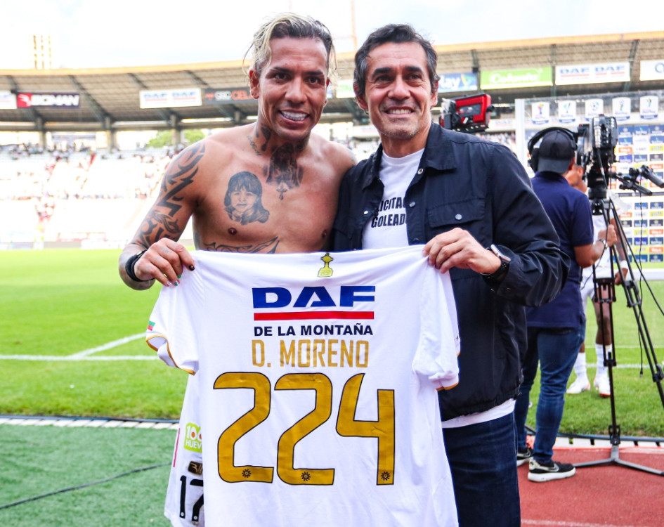 Dayro Moreno con Sergio Galván Rey y la camiseta conmemorativa de los 224 goles.