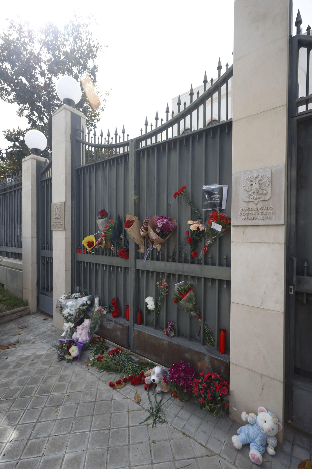 Homenaje a víctimas en la embajada de Rusia en Madrid