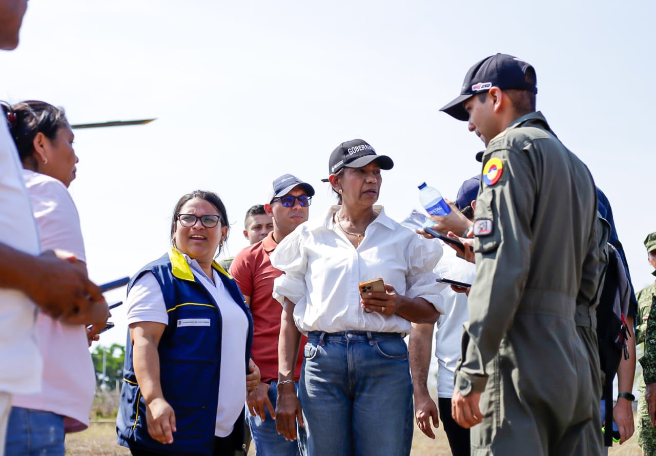 La gobernadora Lucy García con personal de la Fuerza Aérea