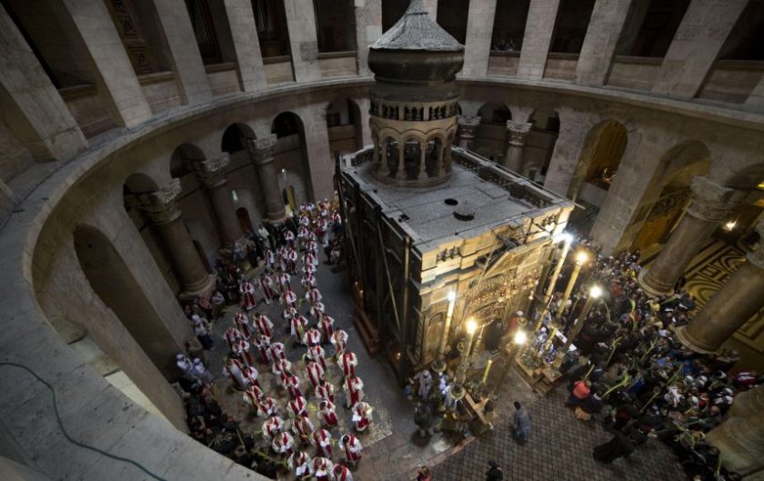 Los creyentes terminan el recorrido en la Basílica del Santo Sepulcro.