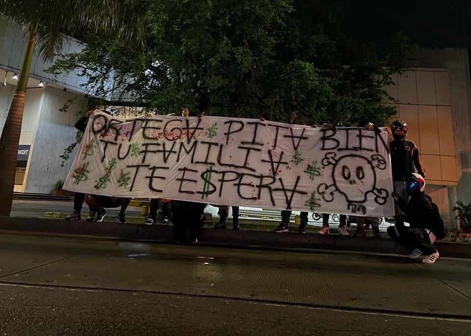 La pancarta con el mensaje amenazante contra el árbitro Carlos Ortega. 