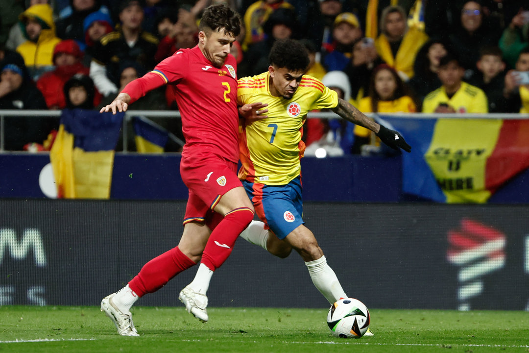 Luis Díaz disputa la pelota con el rumano Andrei Ratiu.