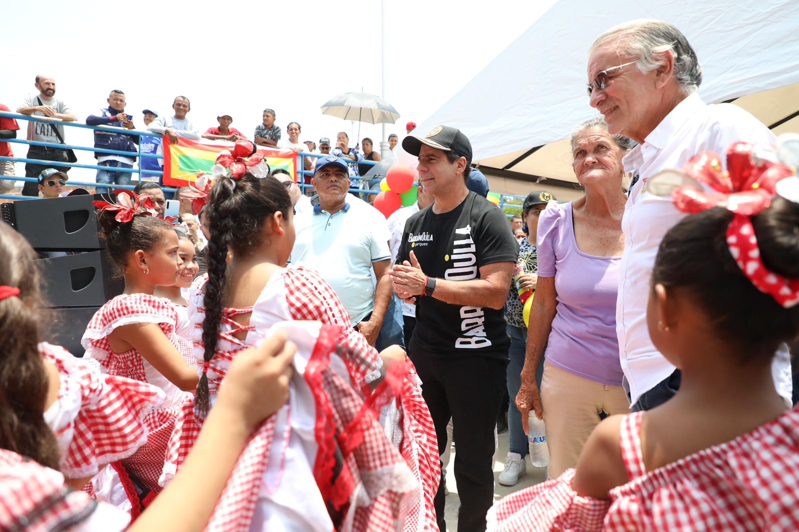 El alcalde Char y el gobernador Eduardo Verano con la comunidad. 