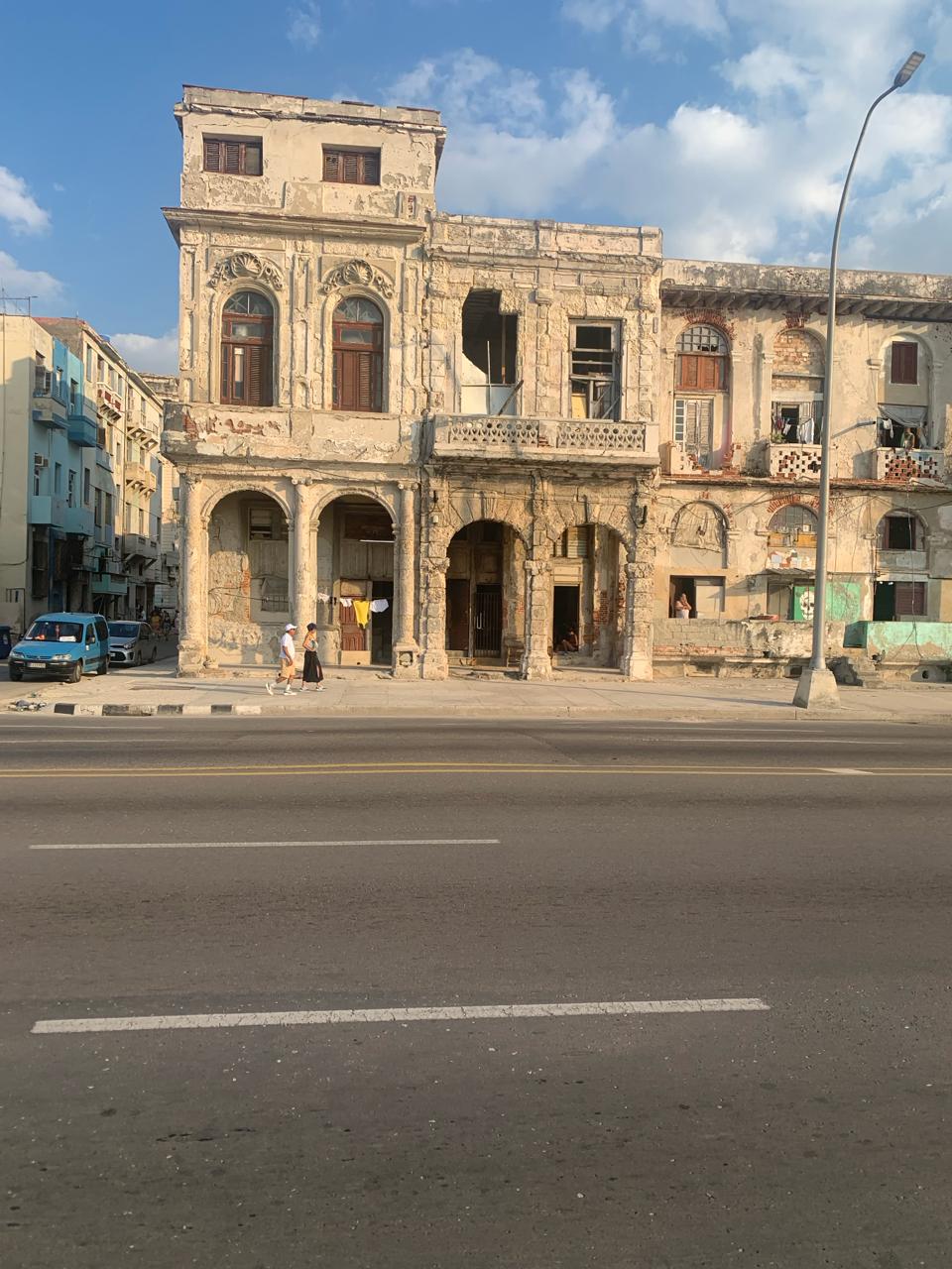 Edificio de una calle cubana.