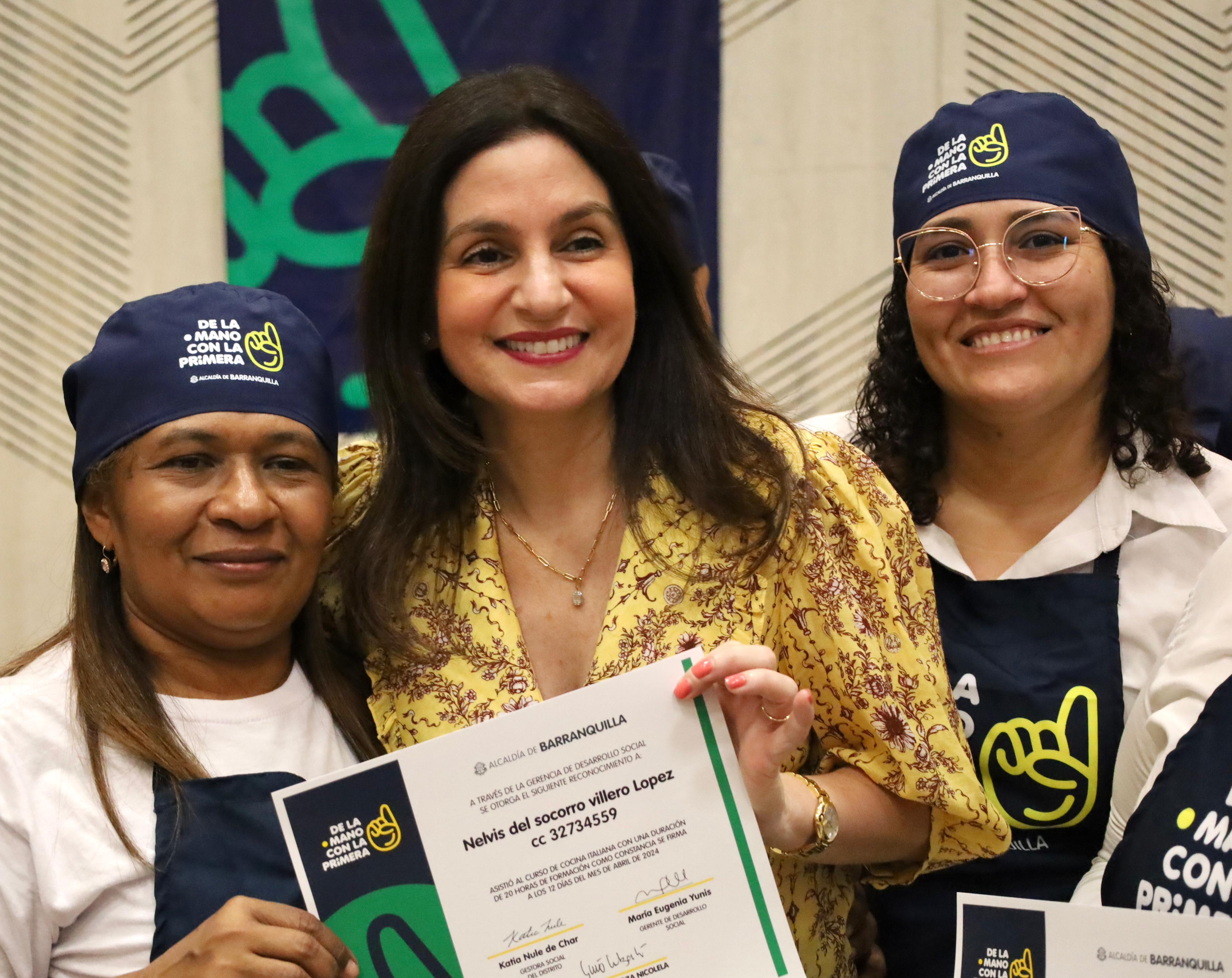 Katia Nule de Char con dos de las beneficiarias del programa