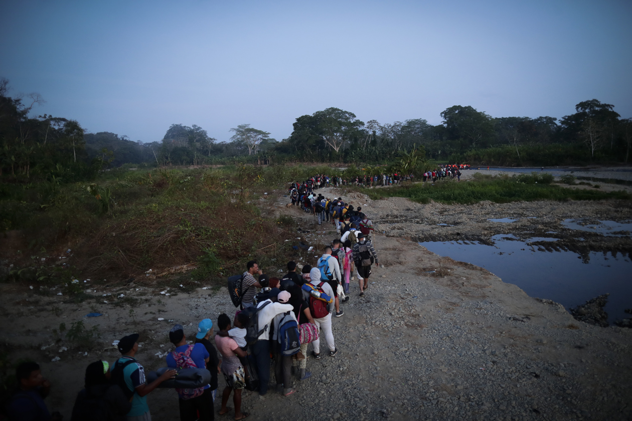 Migrantes atravesando el Darién