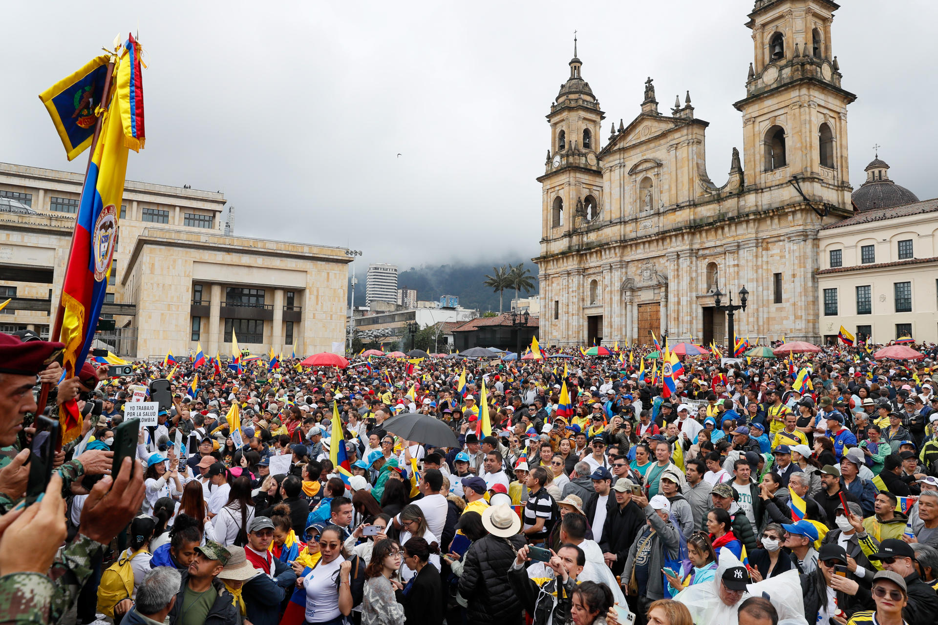Opositores al Gobierno de Gustavo Petro en la jornada de protesta en Bogotá