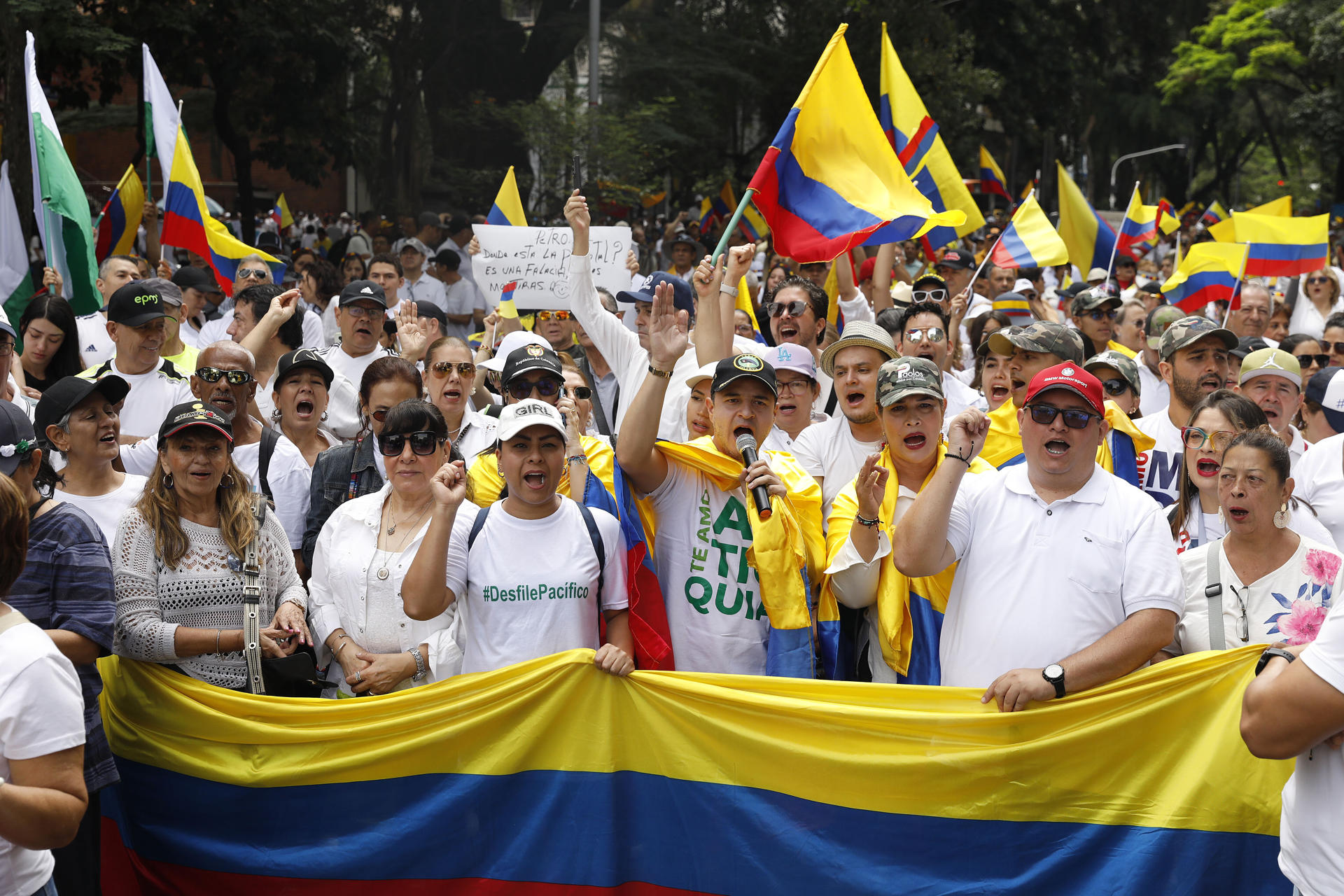 Opositores de Gustavo Petro participan en la jornada de protesta en las calles de Medellín 