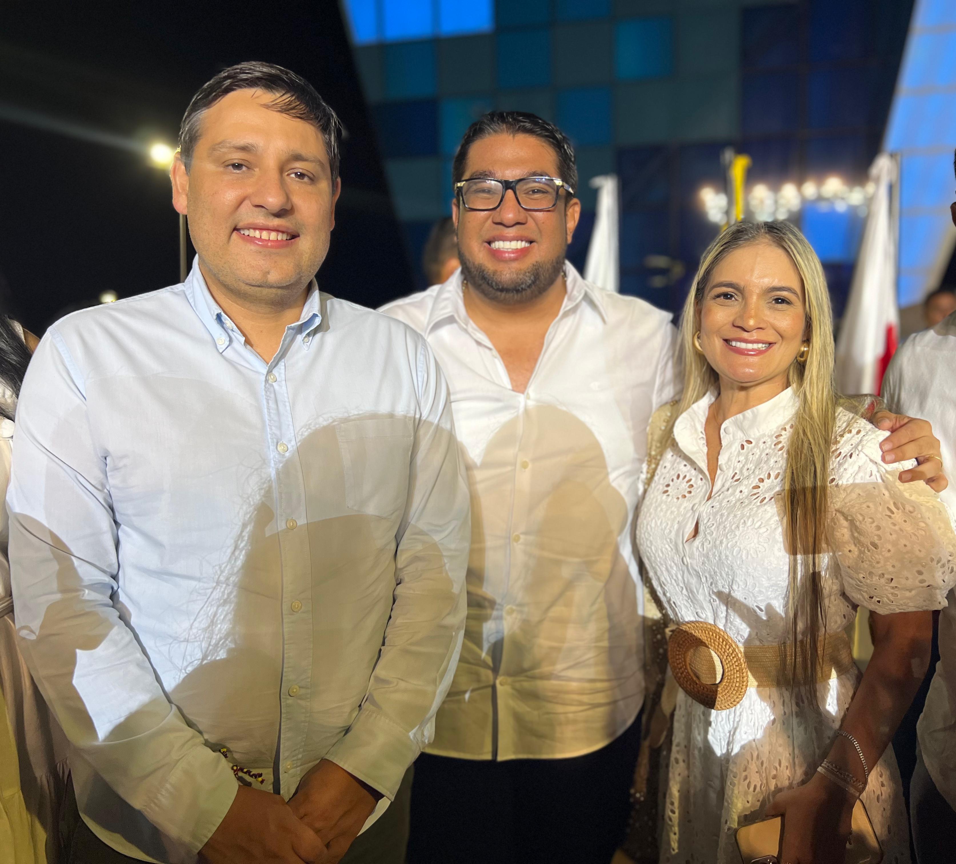 El MinTIC Mauricio Lizcano, el alcalde Plinio Cedeño, y Sandra Tapia, de Movistar.
