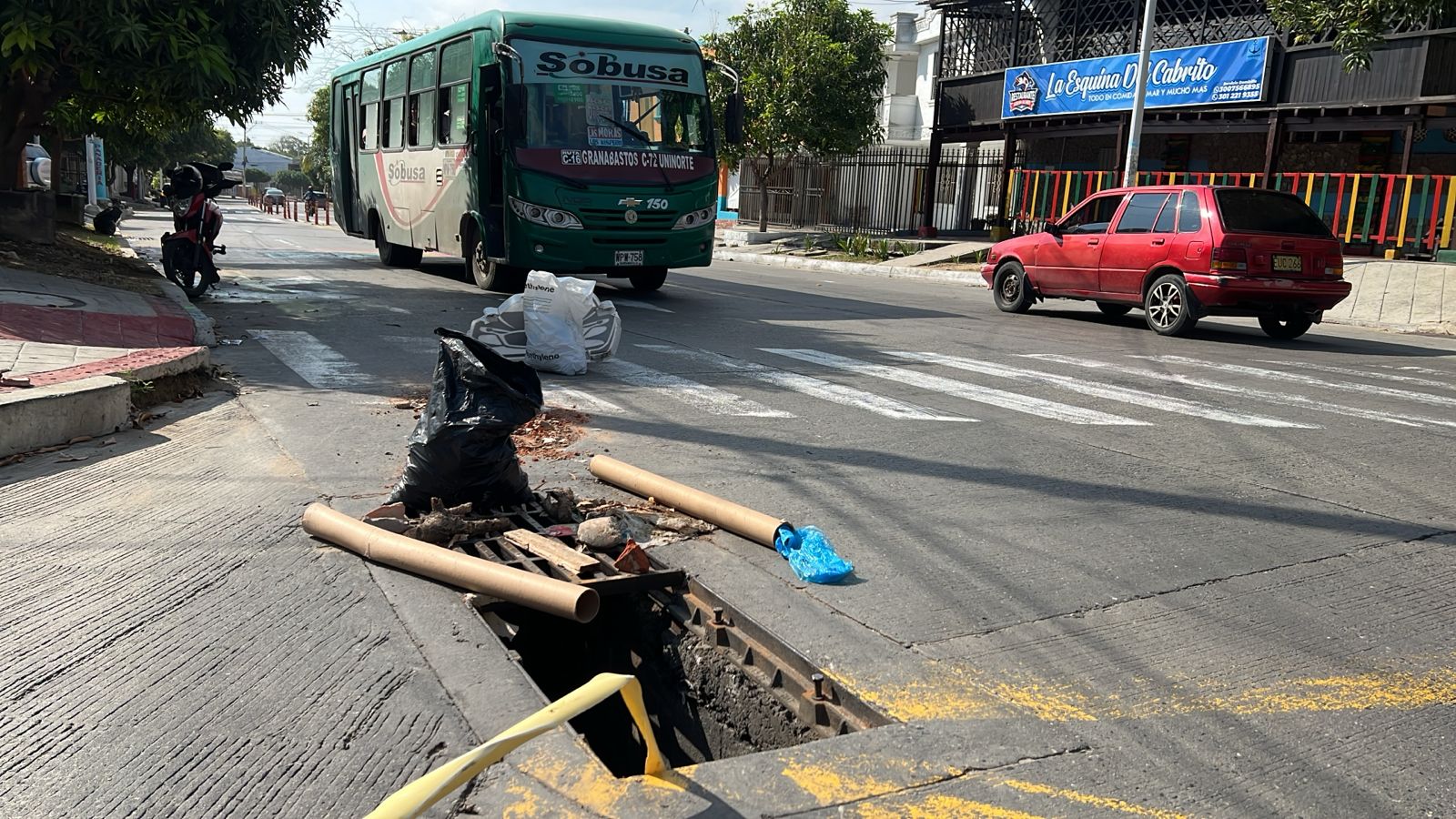 Rejilla robada en el barrio El Carmen. 