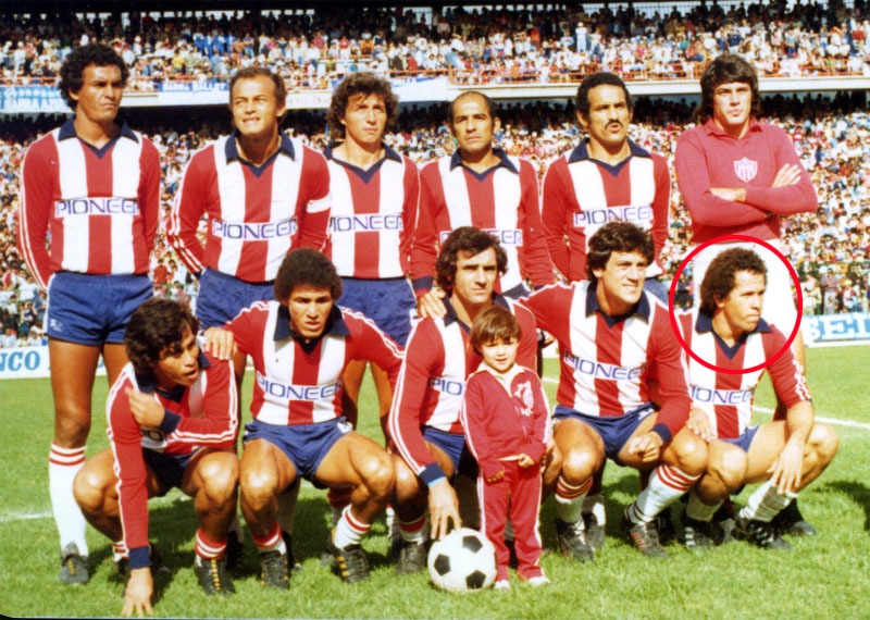 Bonifacio Martínez (en el círculo) en la formación del Junior campeón de 1980.