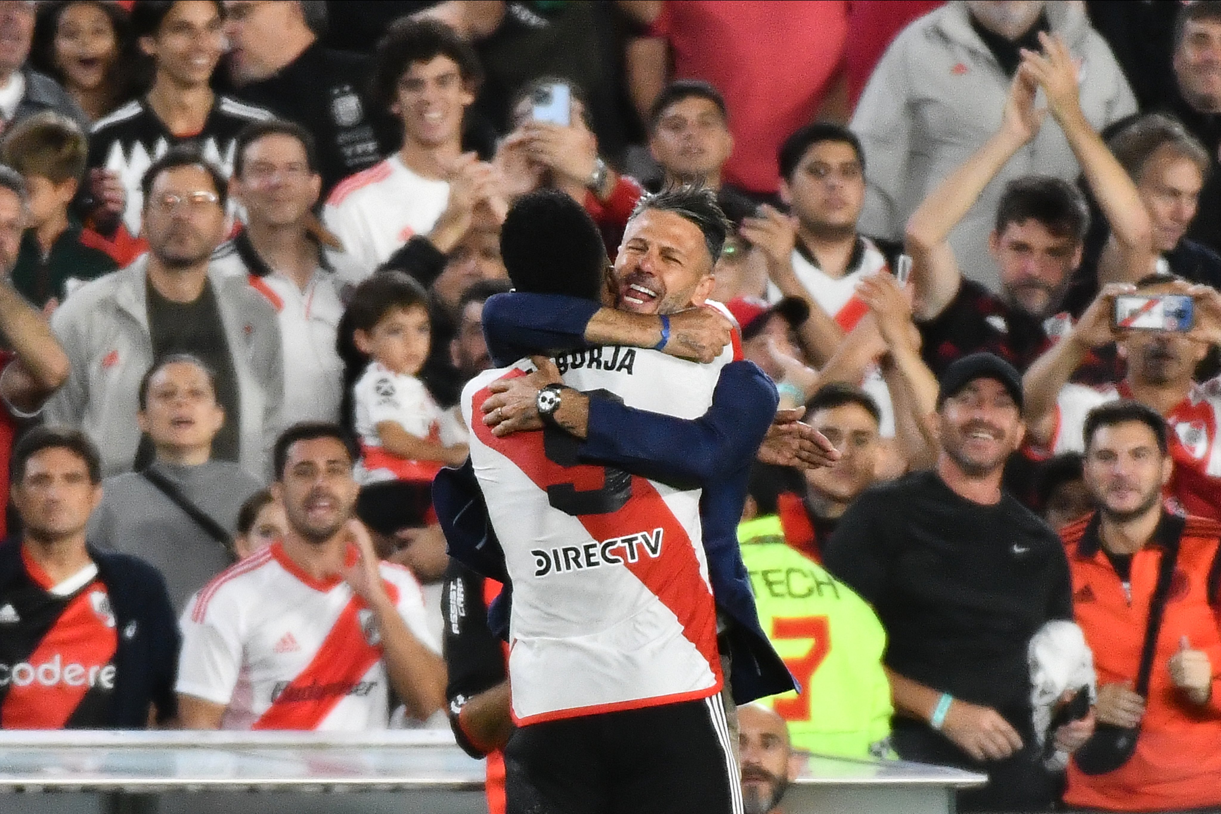 El abrazo de Borja con su entrenador Martin Demichelis.