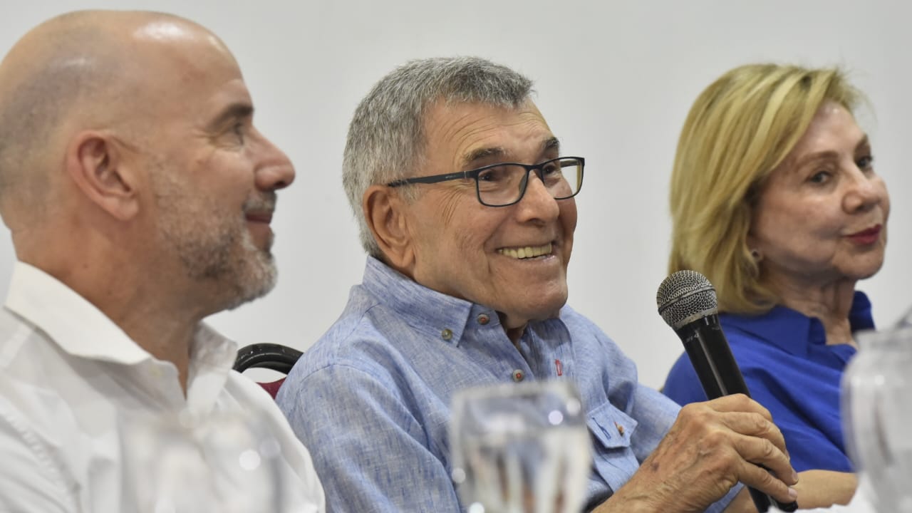 Martín Mestre Vargas, Martín Mestre Yunes y Nancy Vargas sonríen en la rueda de prensa en el Hotel Barranquilla Plaza
