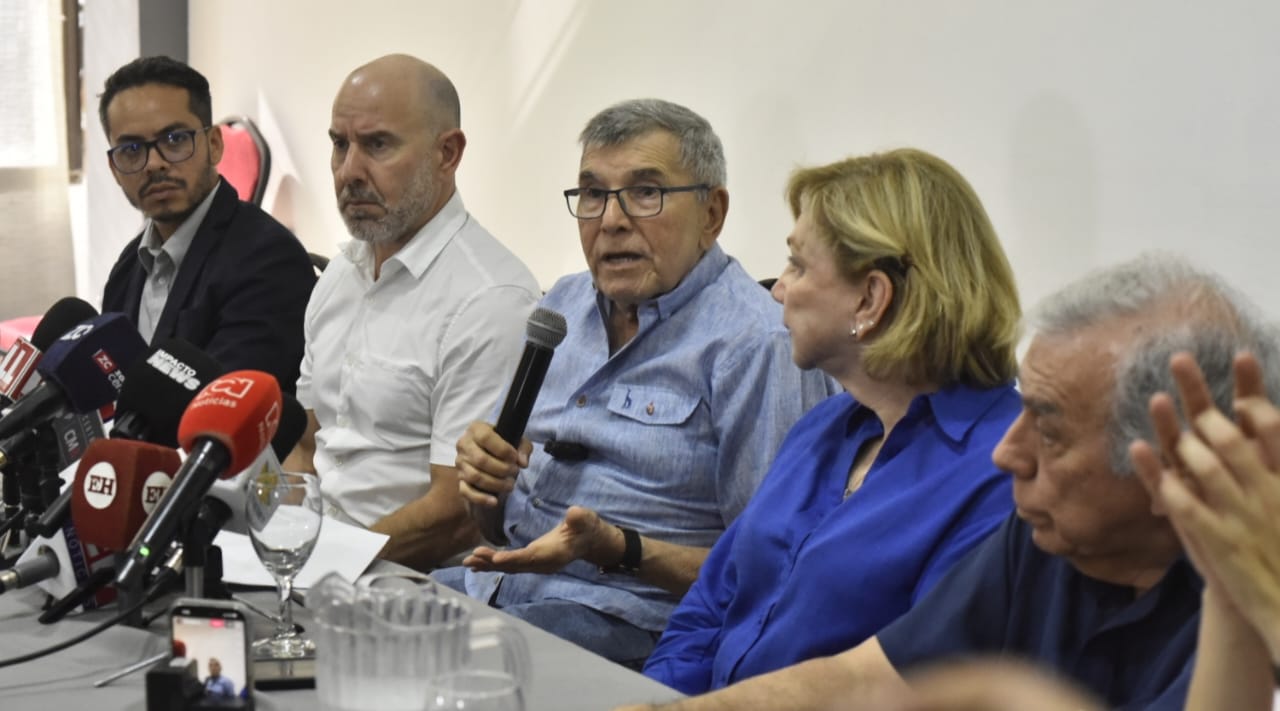 La familia Mestre con los abogados del caso Raúl Romero Del Río y Fausto Muñoz.