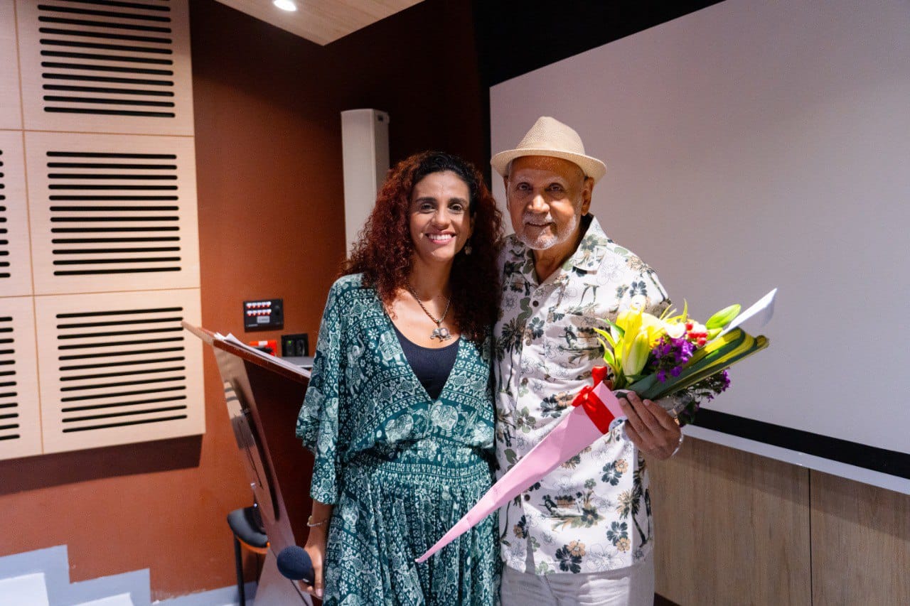 El maestro Teobaldo Guillén con Alejandra Ortiz, coordinadora del Programa de Arte Dramático de la Facultad de Bellas Artes e