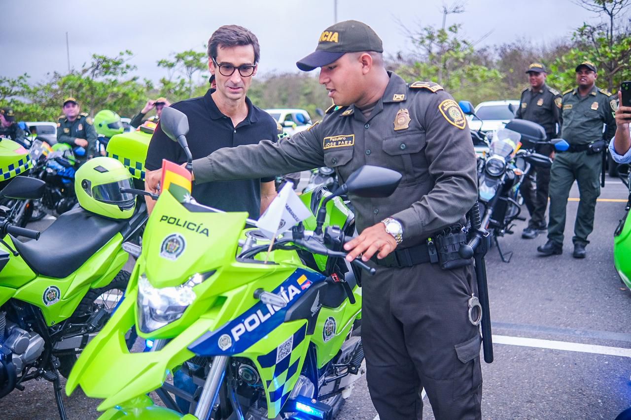El secretario del Interior del Atlántico, José Antonio Luque, chequea las nuevas motos para la Policía