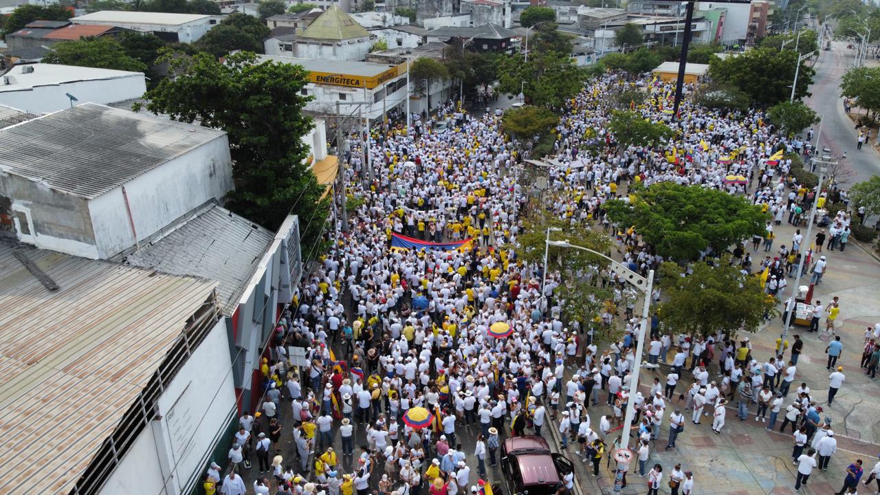 Barranquilleros marchan contra el gobierno del Presidente Petro.