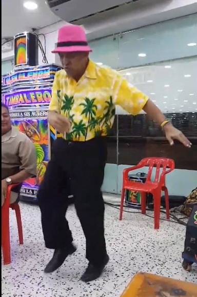 William Diomedes López Hernández lleva 45 años vendiendo salchicha y bailando salsa