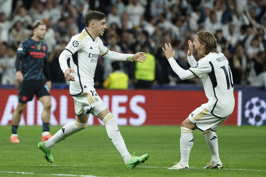 Fede Valverde celebra con Luka Modrid el gol del empate 3-3 del Real Madrid. 