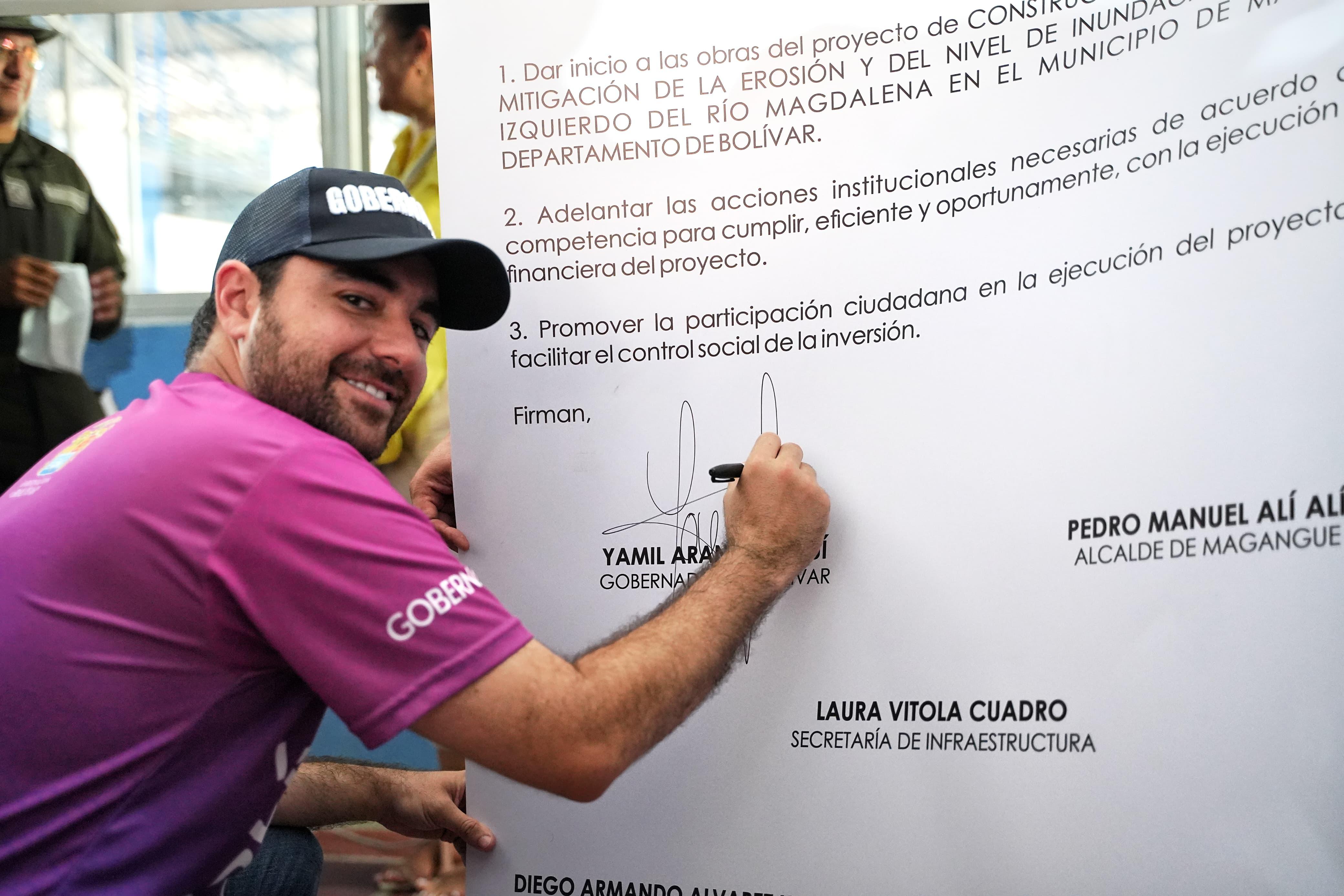 El gobernador Yamil Arana firma el acta de inicio del Gran Malecón de Magangué