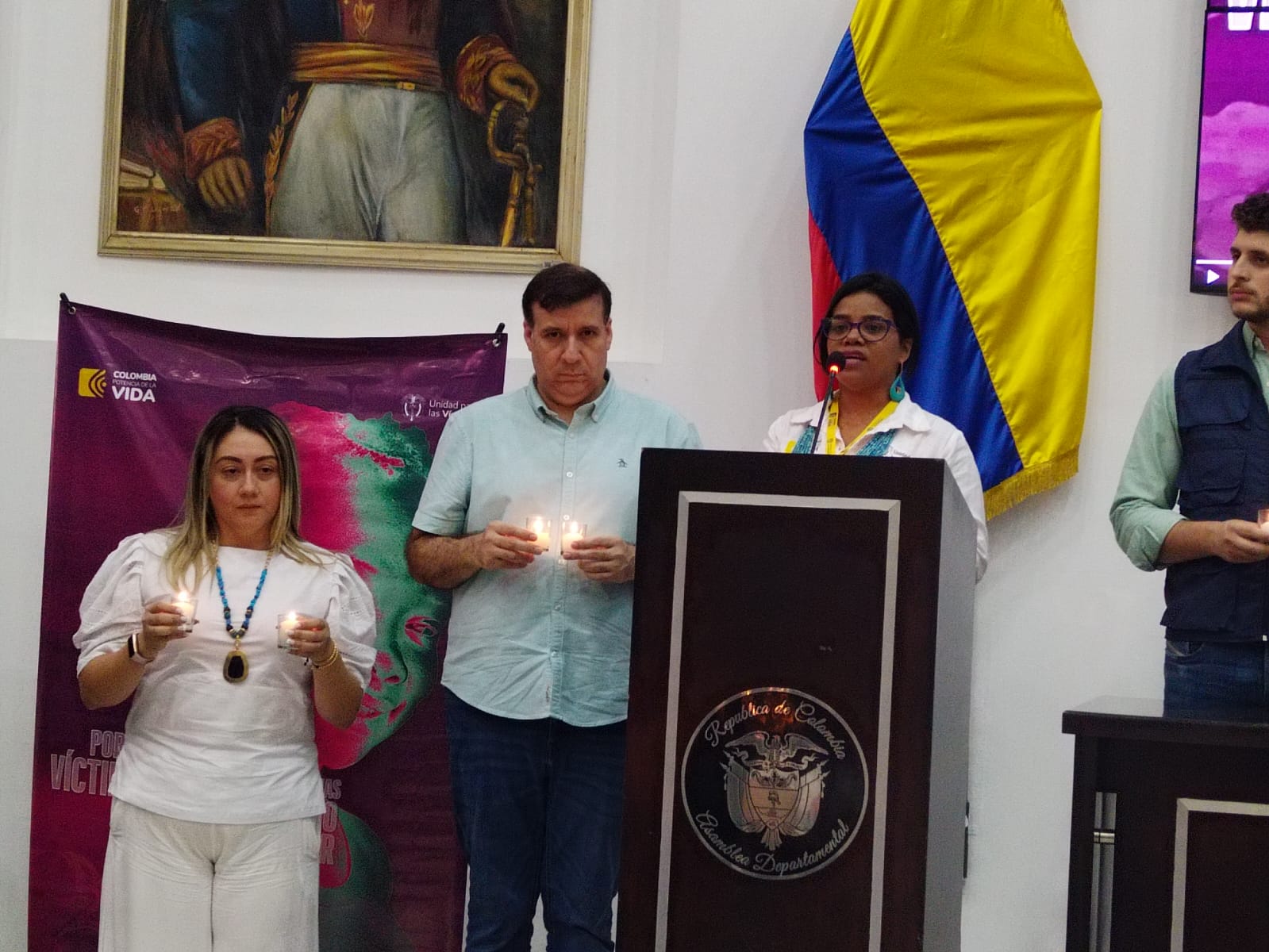 El presidente de la Asamblea, David Ashton, y la directora de la Unidad de Víctimas, Yesenia Pérez, encendieron velas.