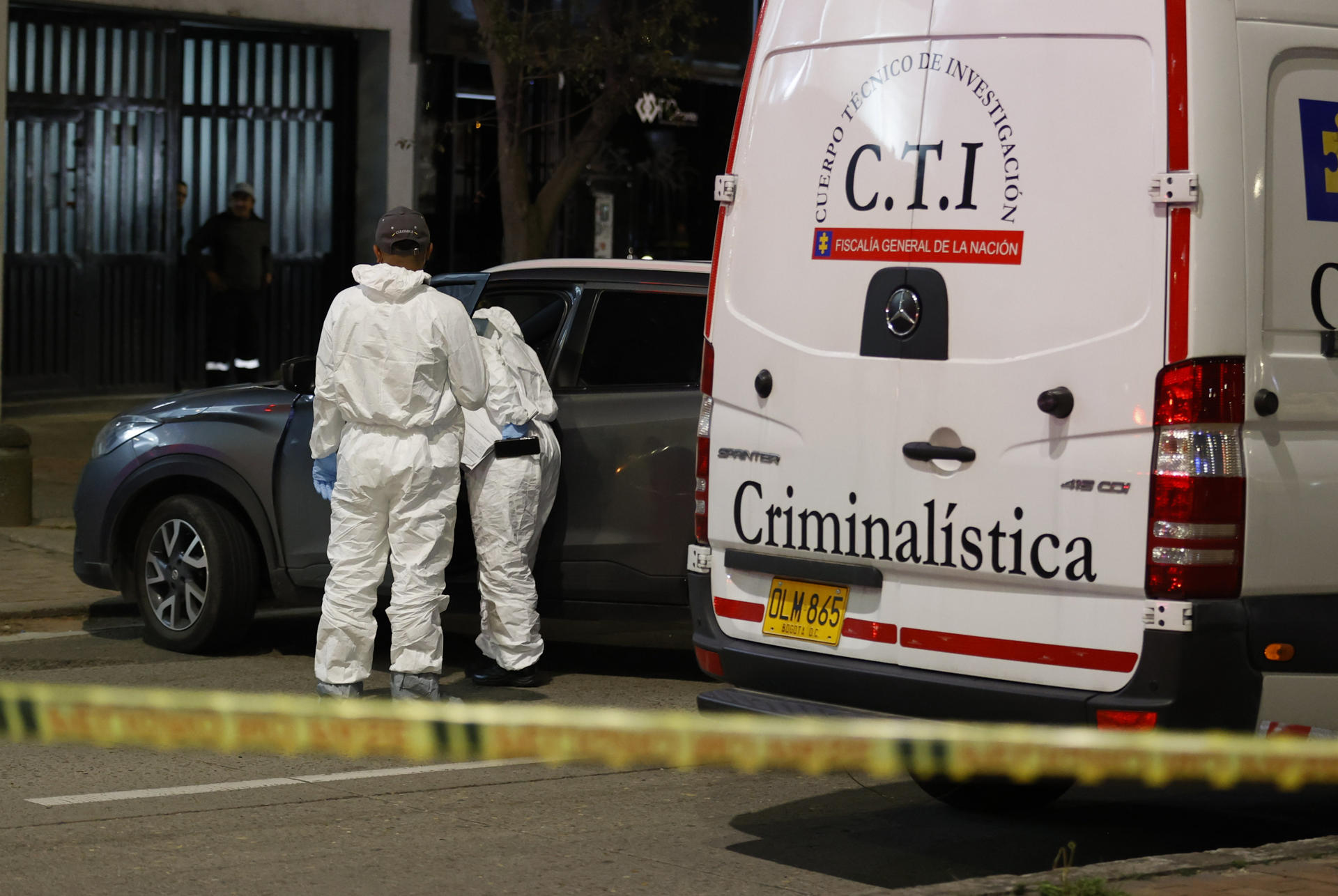 El CTI de la Fiscalía inspecciona el vehículo donde se transportaba el Director de la Cárcel cuando fue baleado. 