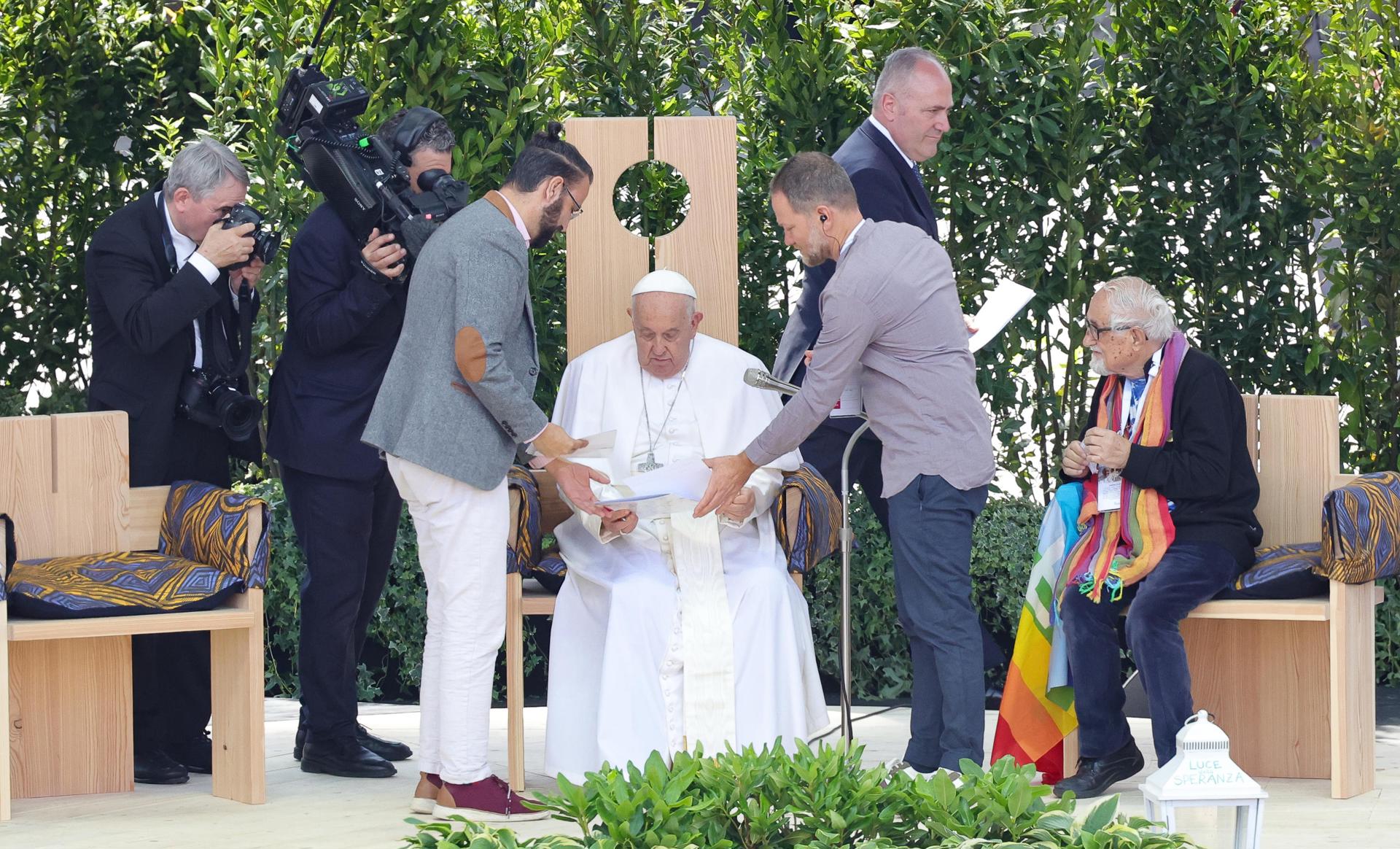 El Papa con un israelí y a un palestino en una ceremonia religiosa