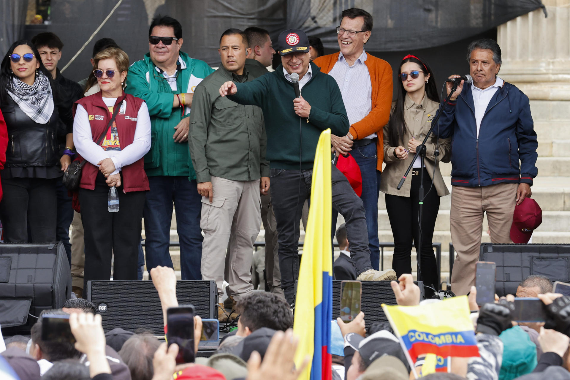 El Presidente Gustavo Petro habla al final de la marcha