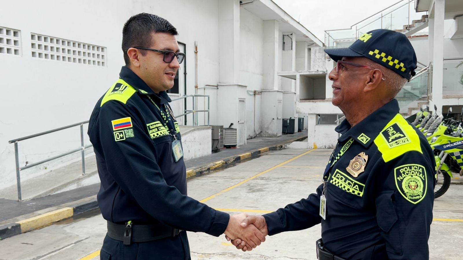 El agente Víctor es respetado por todos sus compañeros en el Comando de la Policía. 