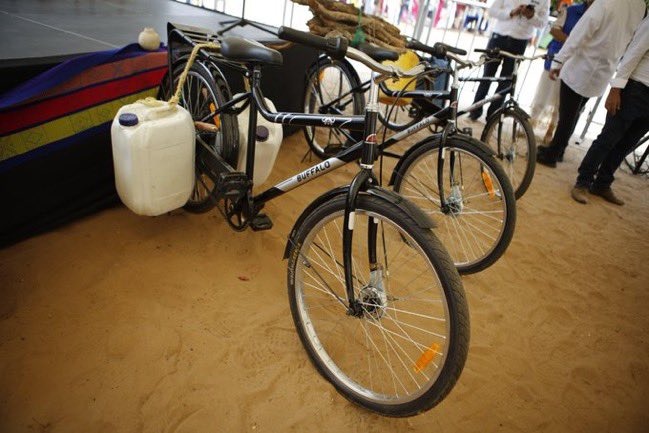 Bicicletas para buscar agua entregadas a la comunidades Wayúu por parte del Gobierno de Gustavo Petro. 