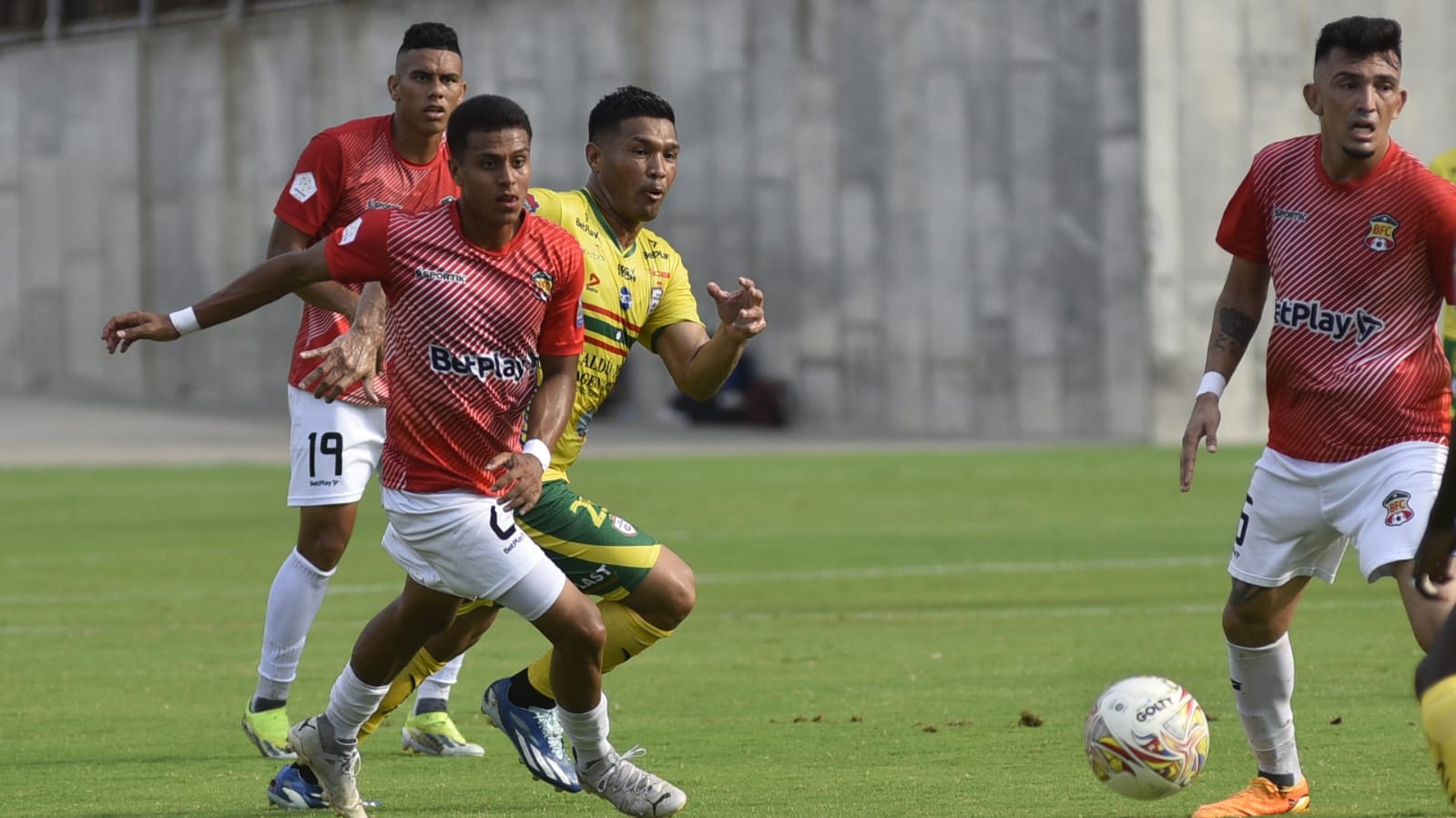 Teo intenta sobrepasar a Nicolás Villa, del Barranquilla FC.