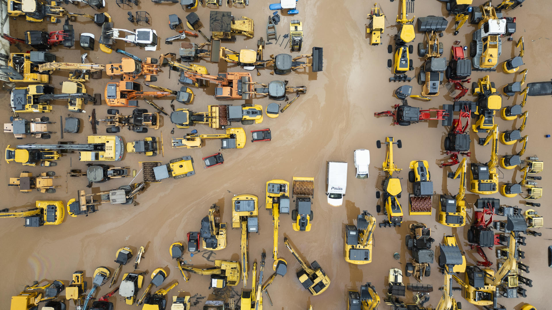 Maquinaria dentro de la inundación.