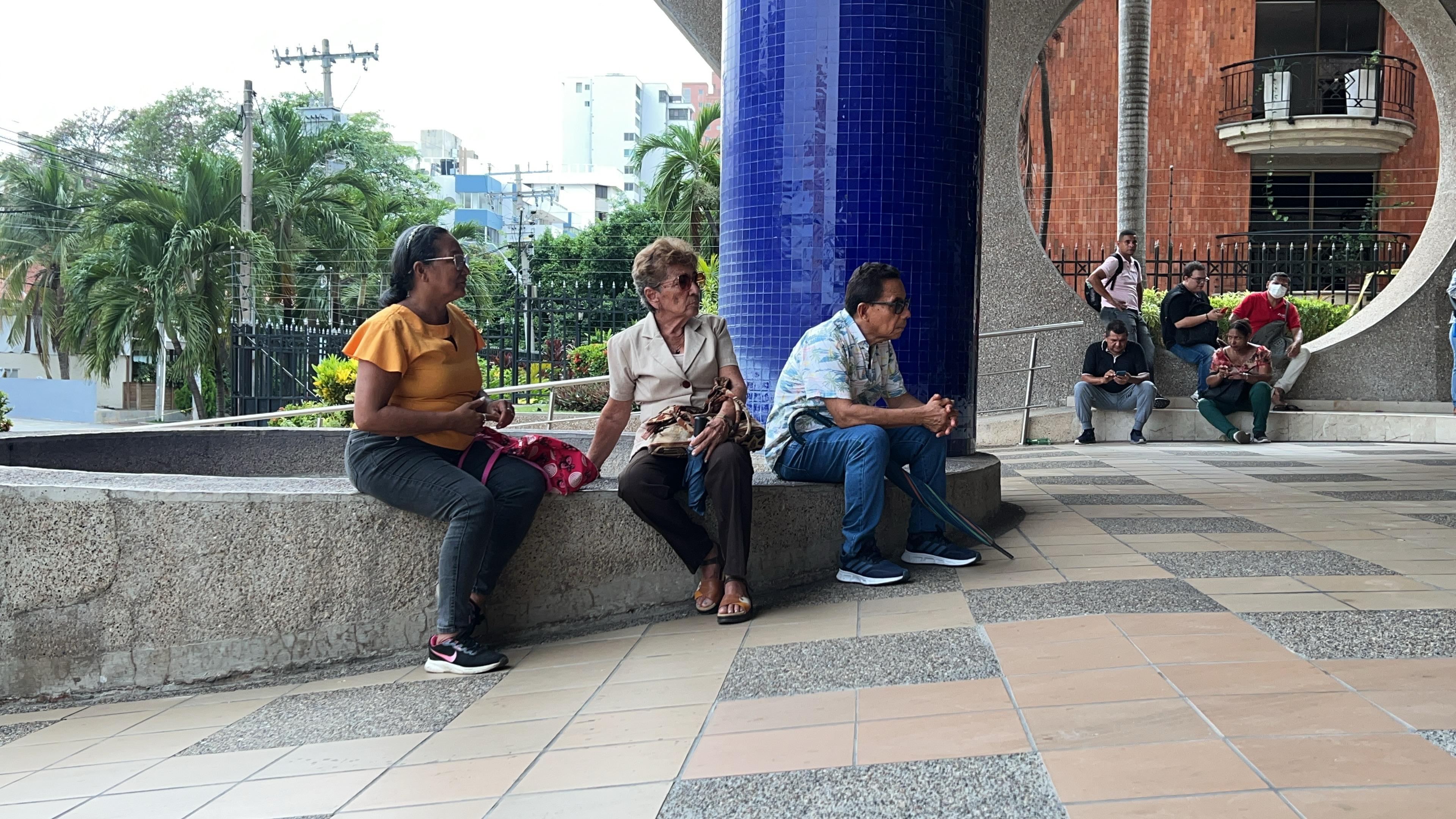 Maestros esperando atención en la Fiduprevisora.