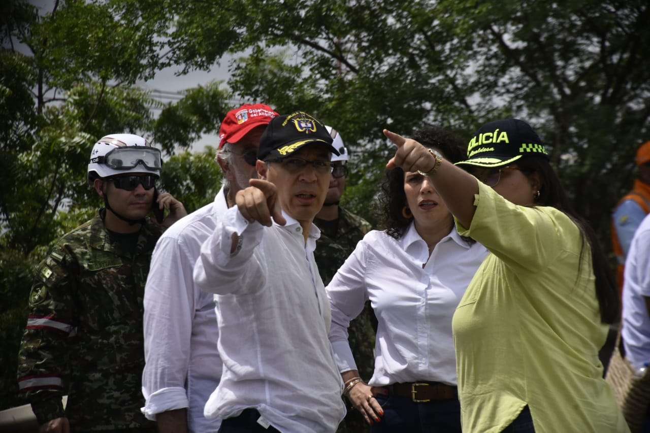 El ministro junto al gobernador Eduardo Verano y la alcaldesa Alcira Sandoval.