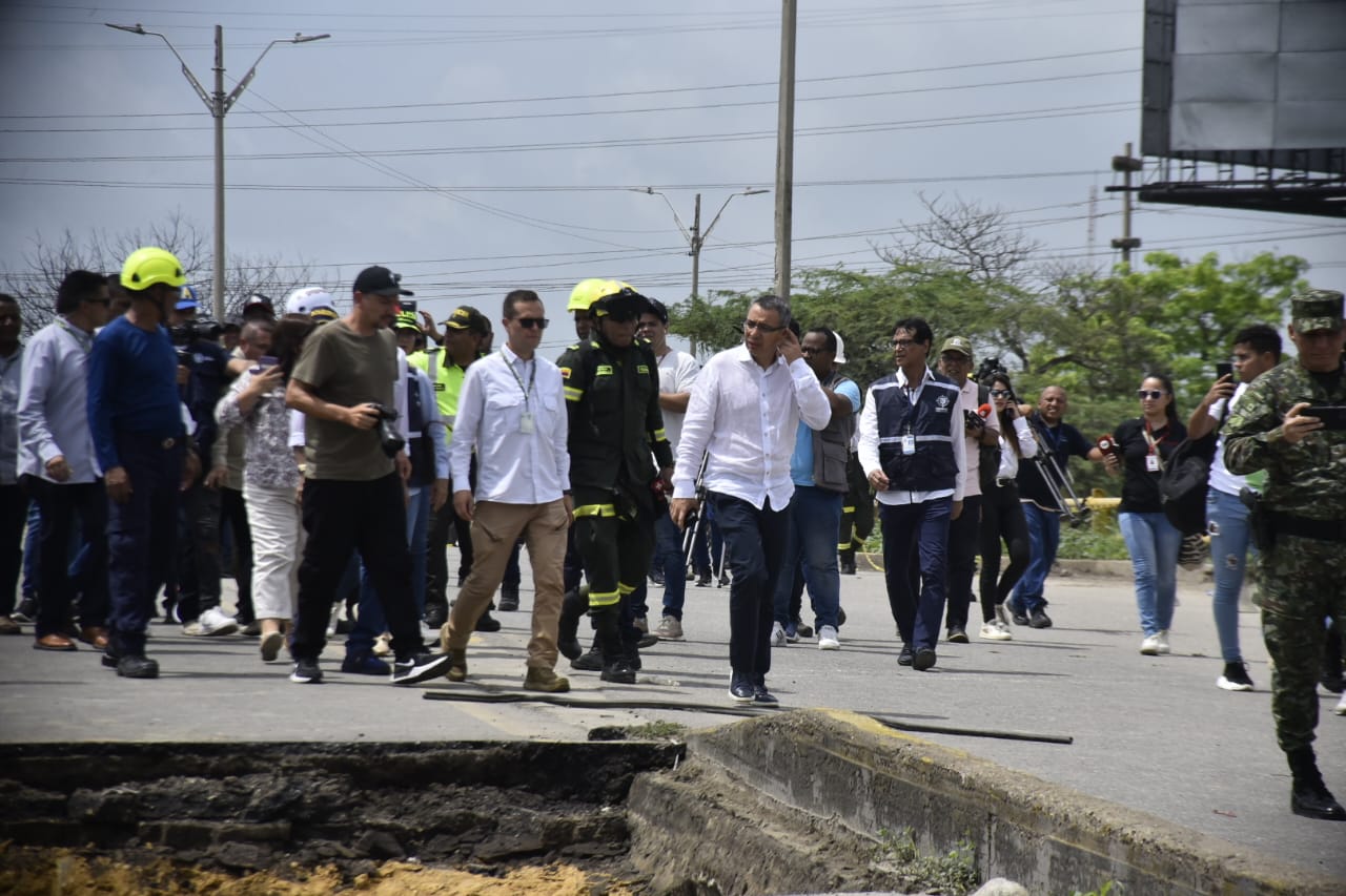 El ministro de Transporte viendo el cráter. 