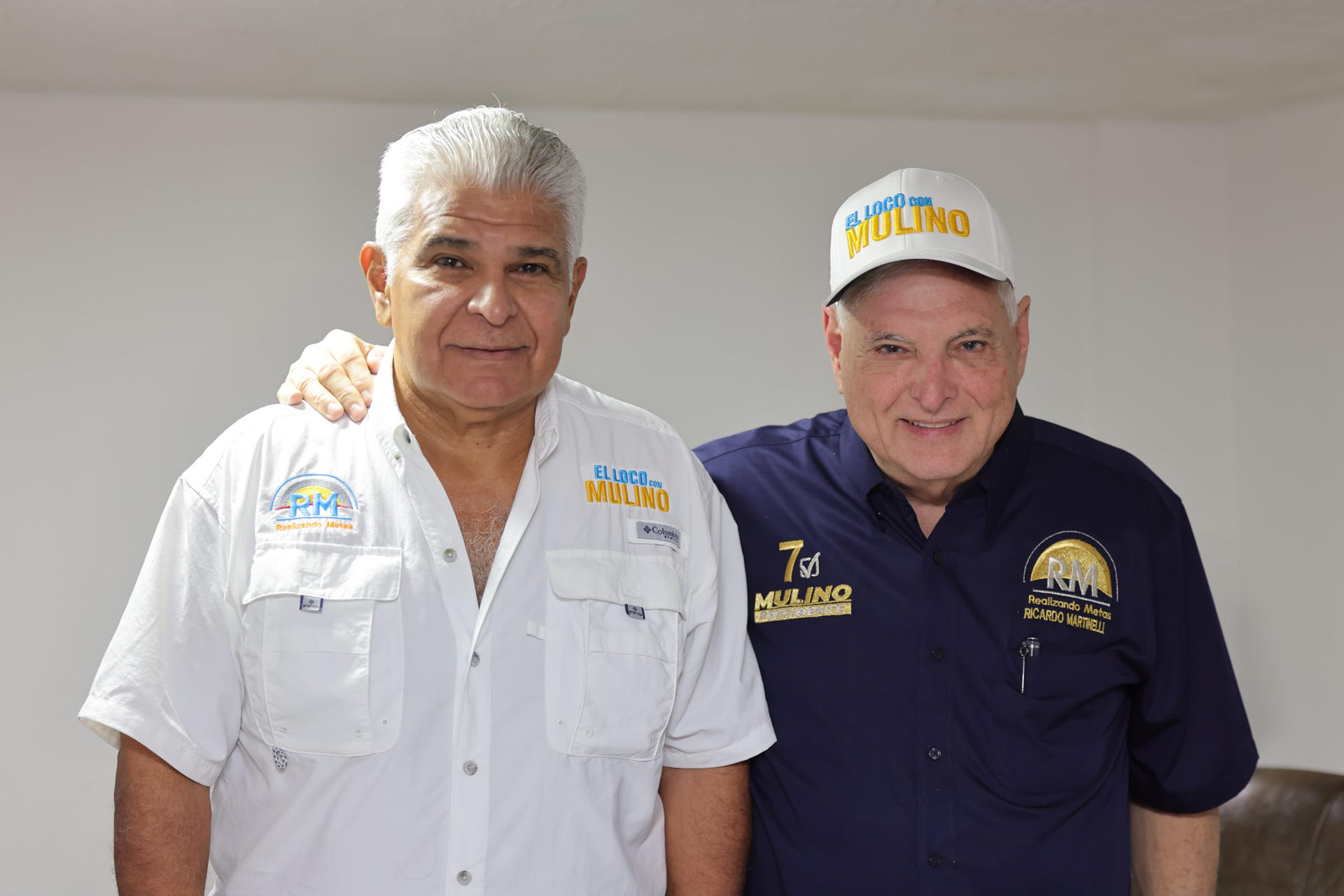 El aspirante a la presidencia de Panamá, José Raúl Mulino, posando junto al expresidente Ricardo Martinelli.