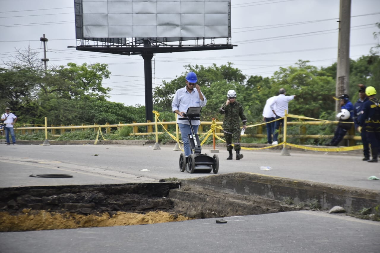 Ingenieros inspeccionando el lugar de los hechos.