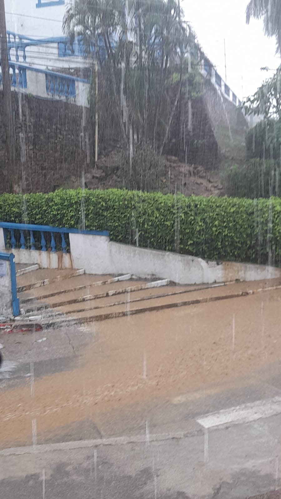 Momento en que cedió el terreno en medio del aguacero. 