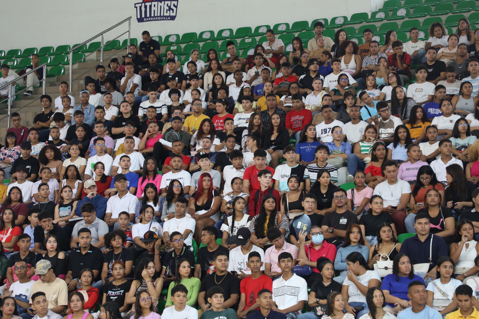 Los estudiantes colmaron las gradas del coliseo Elías Chegwin. 