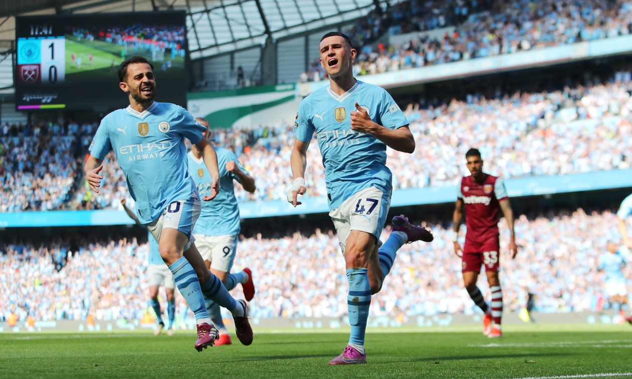 Bernardo Silva y Phil Foden festejan el segundo gol del Manchester City. 
