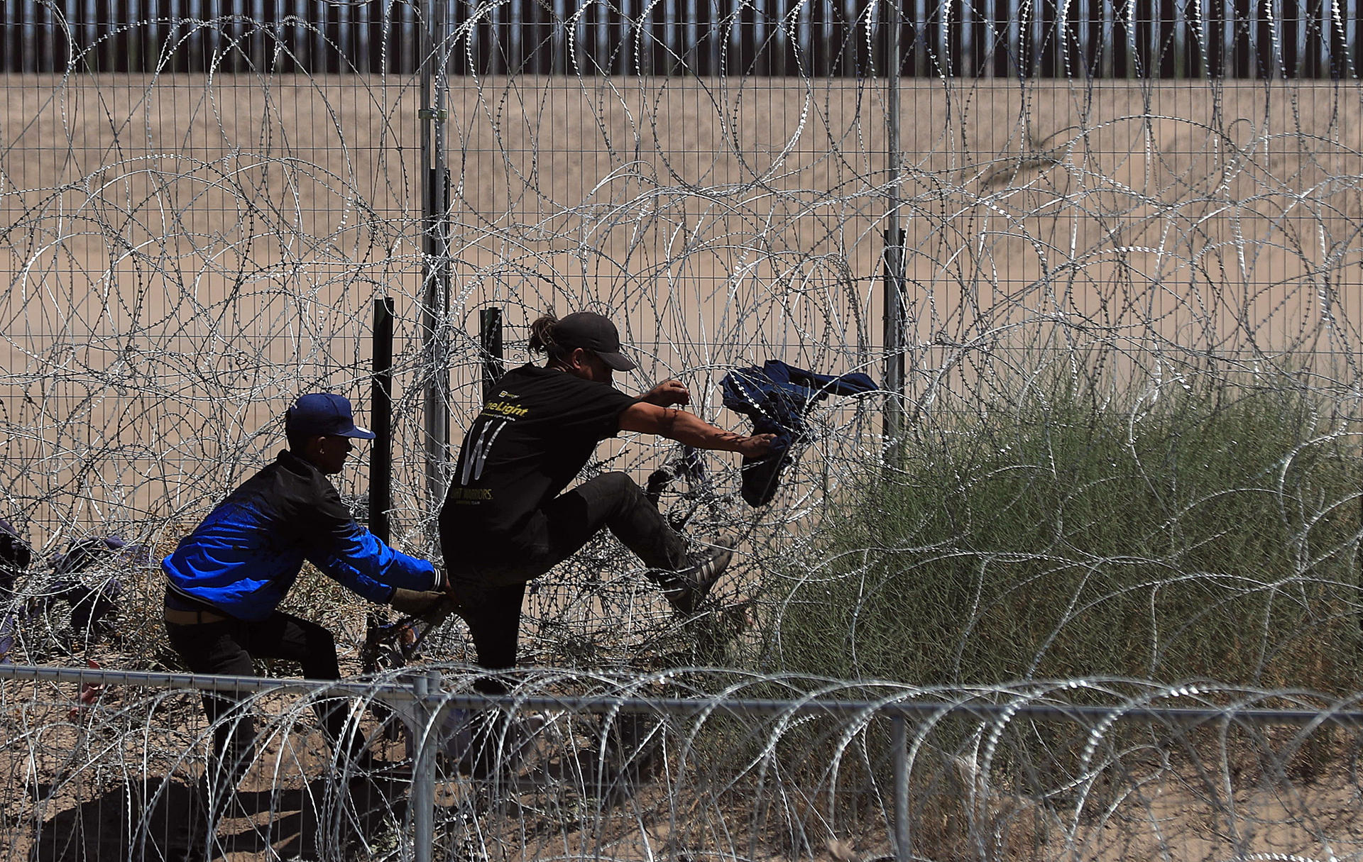 Migrantes tratando de pasar la frontera entre México y Estados Unidos.