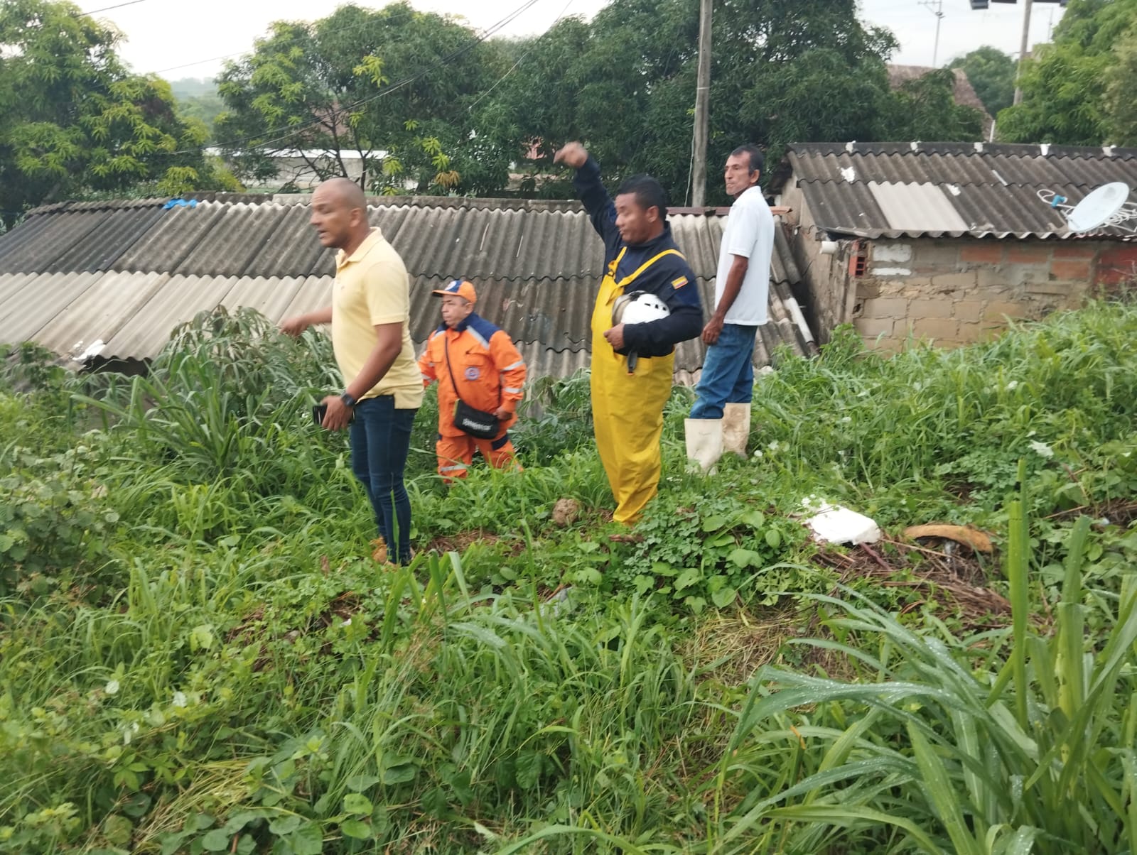 Organismos de socorro en la zona de deslizamientos en Galapa