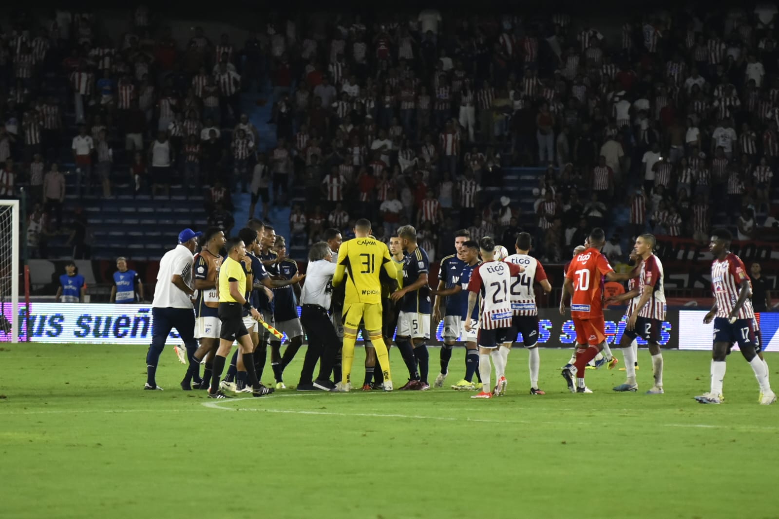 Alberto Gamero, técnico de Millonarios, debió ingresar a la cancha a separar a sus jugadores.