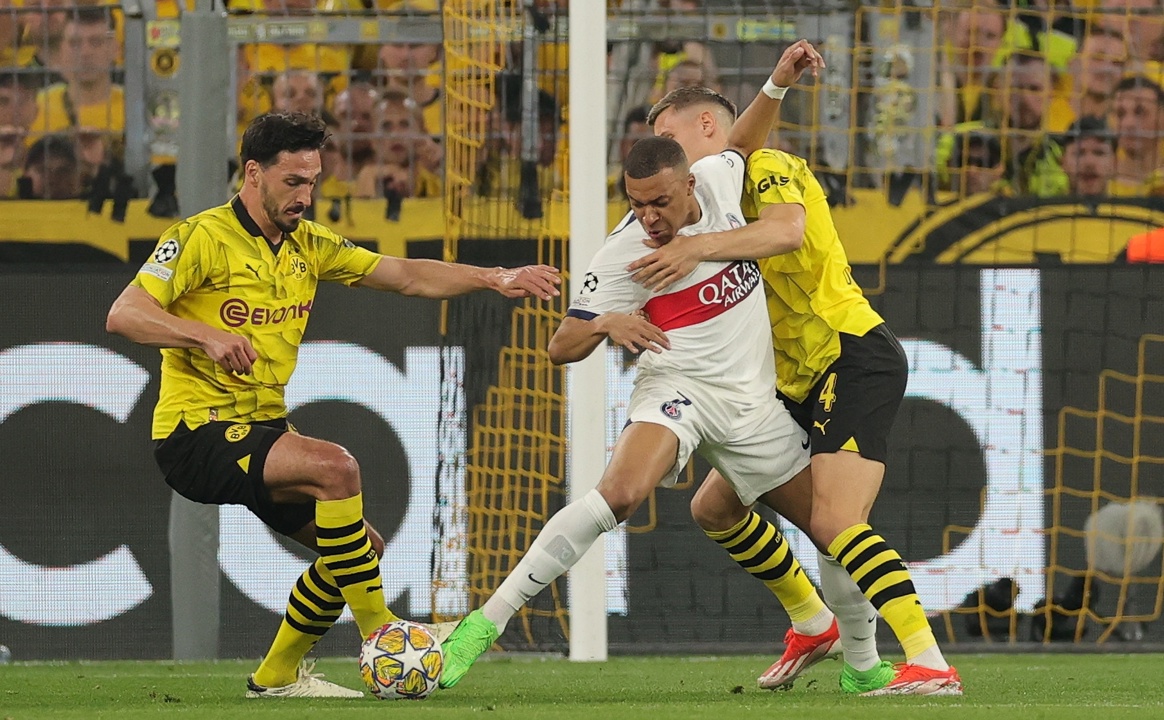 Kylian Mbappé estuvo celosamente marcado por los defensas del Dortmund.